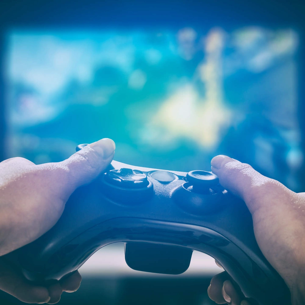 Gaming-Controller wird vor einen Bildschirm gehalten