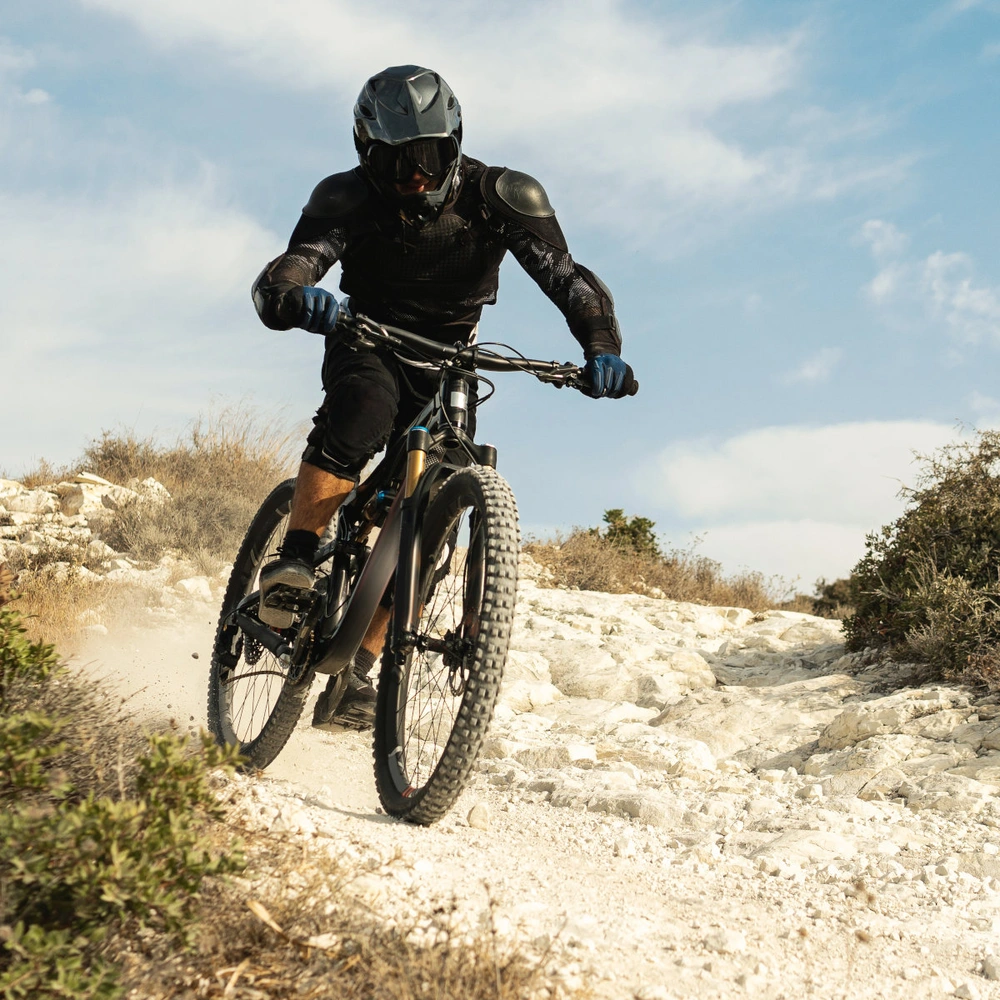Man fährt eine Downhill-Strecke mit einem E-Bike Fully herunter.