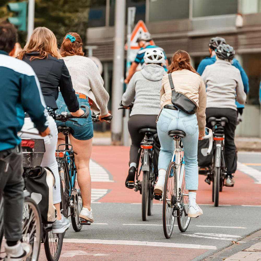 Bußgeldkatalog Fahrrad – was du wissen solltest! Fahrradfahrer auf der Straße