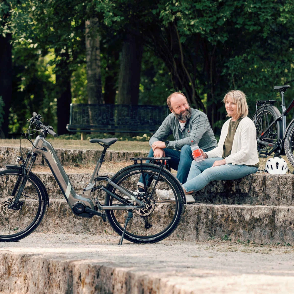 Mann und Frau sitzen neben Conway Bikes