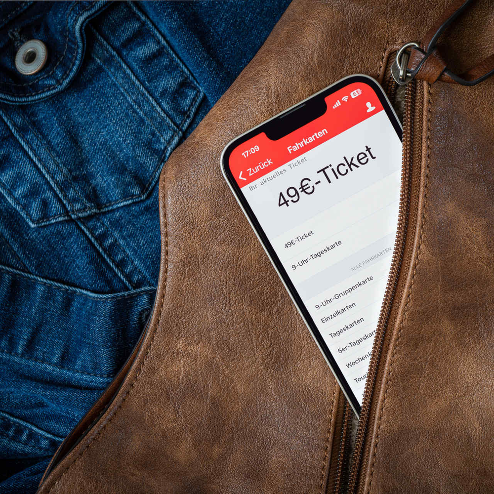Deutschlandticket Fahrradmitnahme – das ist zu beachten Ein Handy steckt in der Hosentasche einer Person