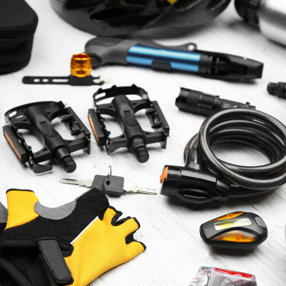 Die besten Fahrrad Gadgets Fahrrad Gadgets liegen auf dem Tisch