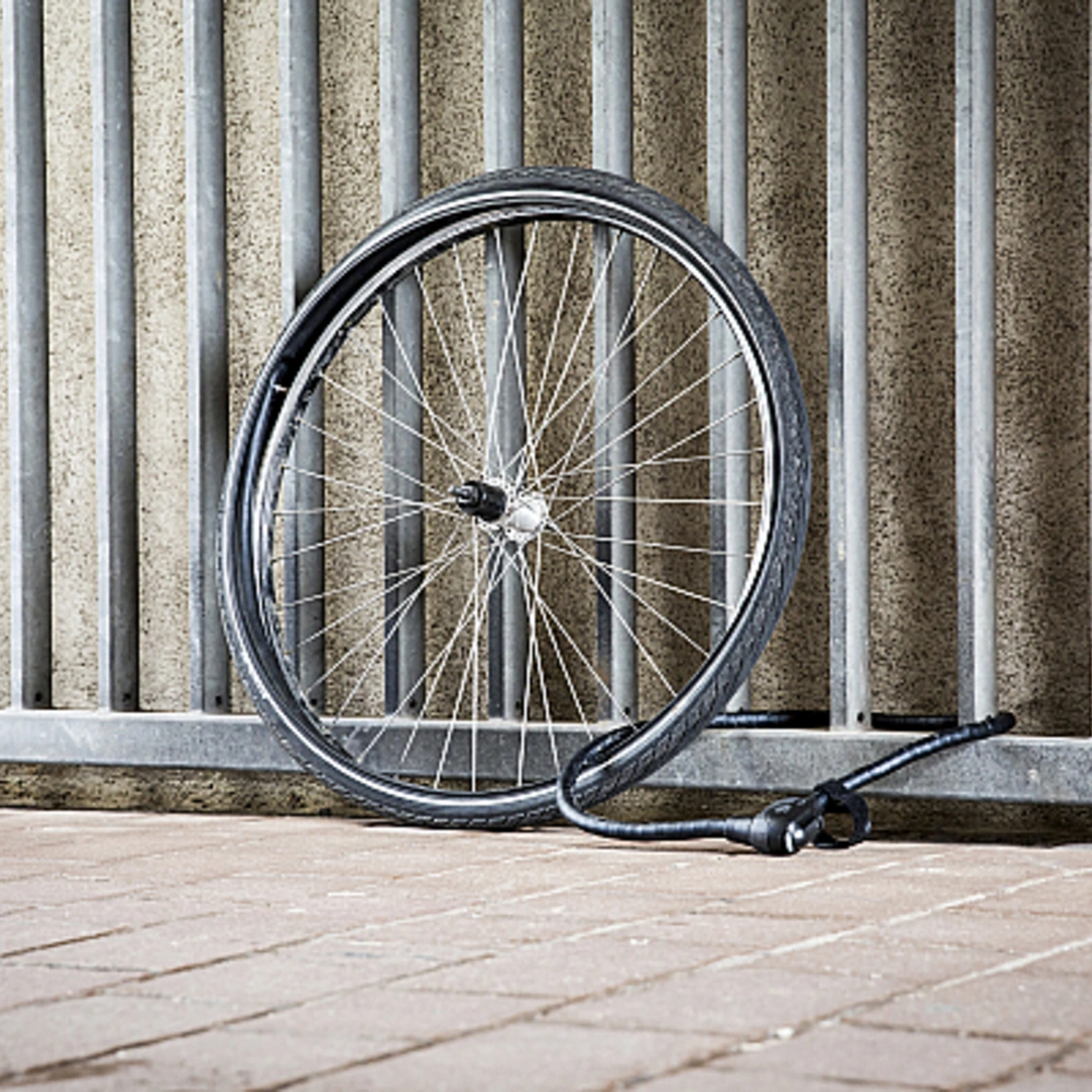 Nur noch ein Rad ist an einem Metallzaun angeschlossen, Rahmen und Rest des Fahrrads sind geklaut