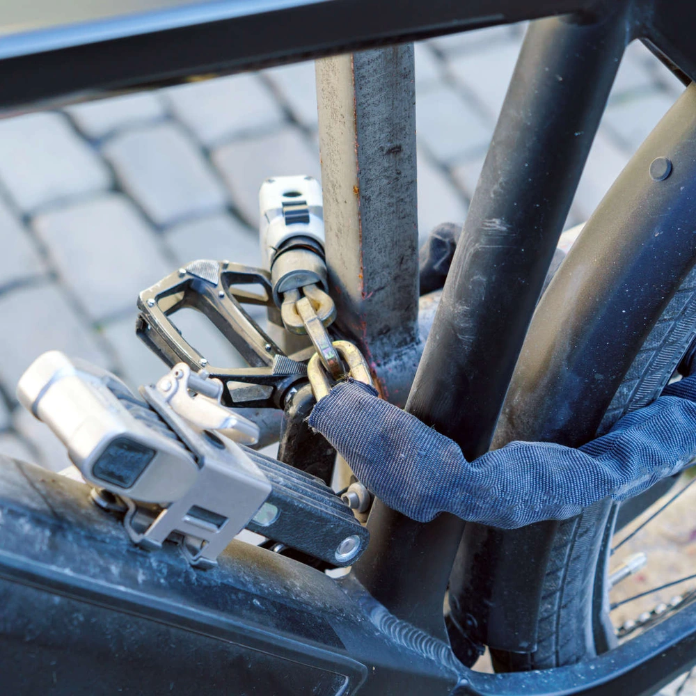 Fahrrad angeschlossen Angekettetes Fahrrad