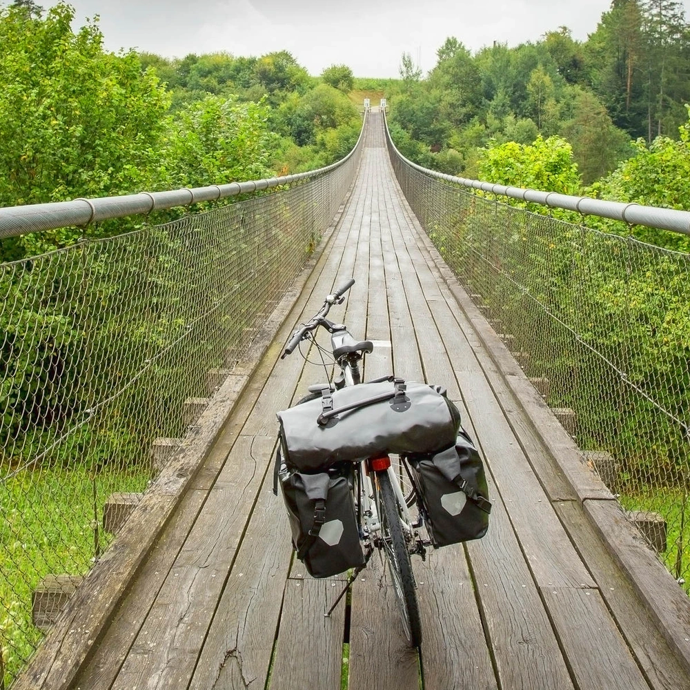 Fahrrad steht auf einer Hängebrücke in Österreich