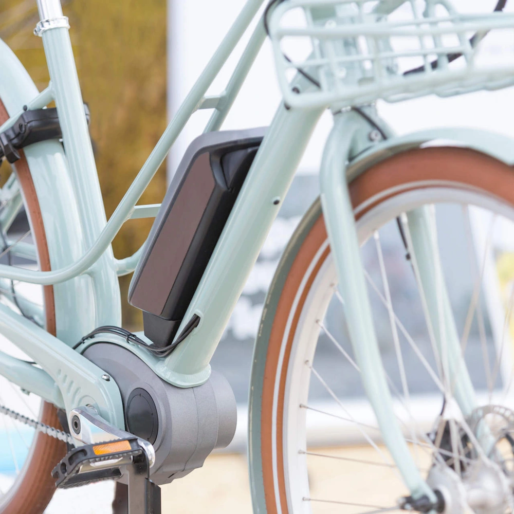 Wir verraten dir wie gefährlich E-Bike Akkus sein können Weisses E-Bike mit Akku