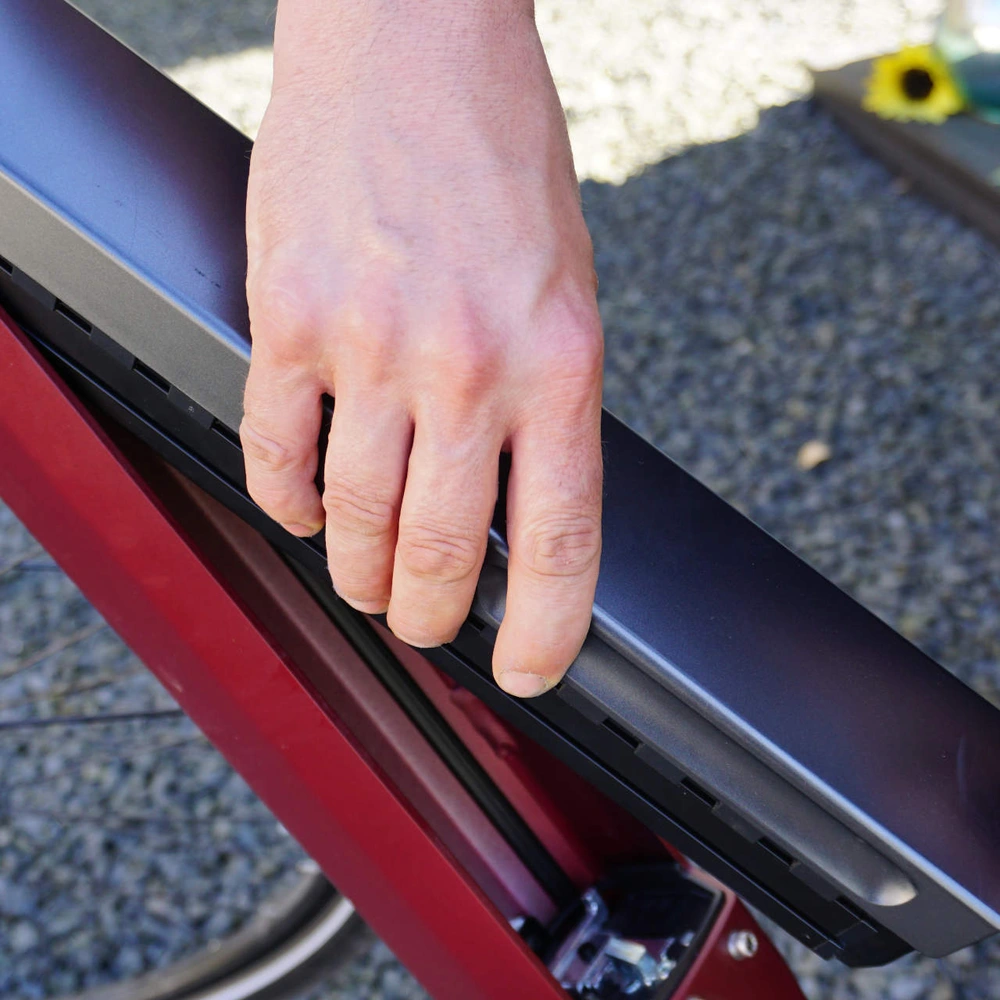 E-Bike Akku richtig laden - darauf solltest du achten Person setzt den Akku eines E-Bikes ein