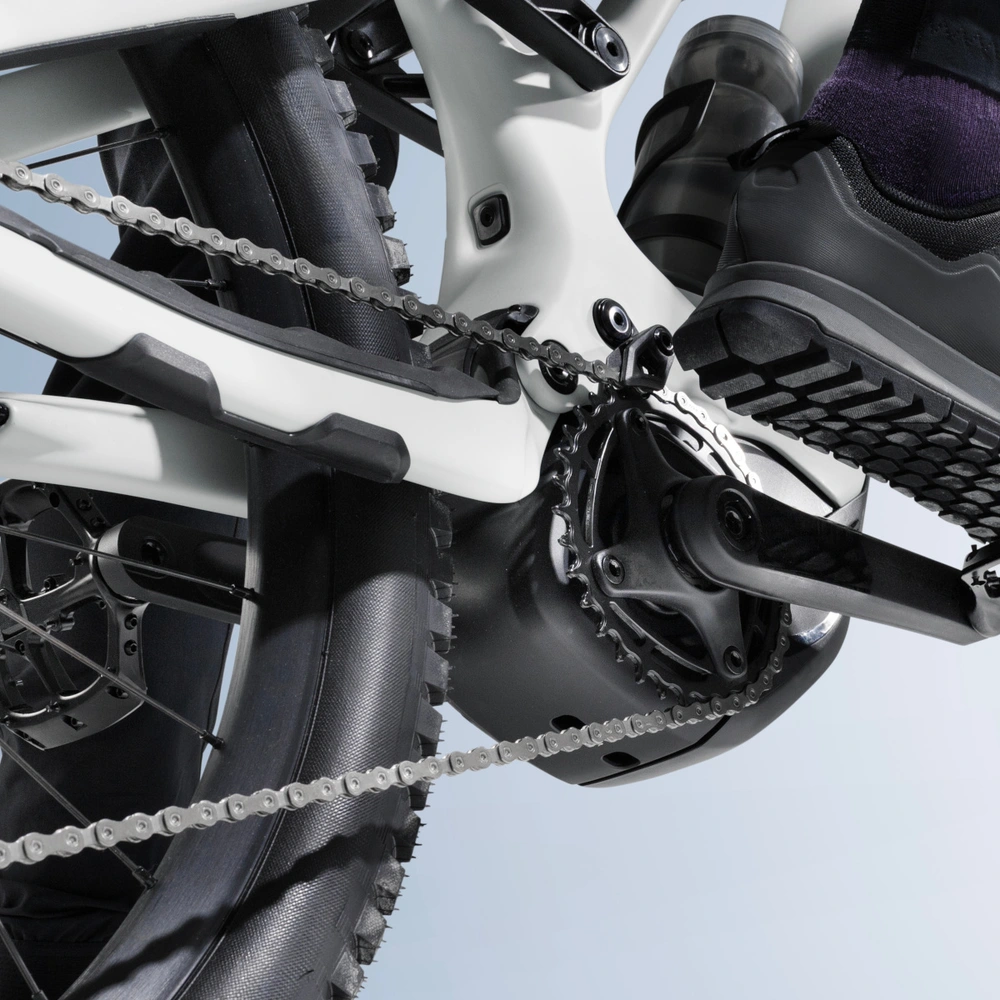 Nahaufnahme eines Fahrradpedals mit einem Schuh im Tritt und sichtbarem Fahrradrahmen.