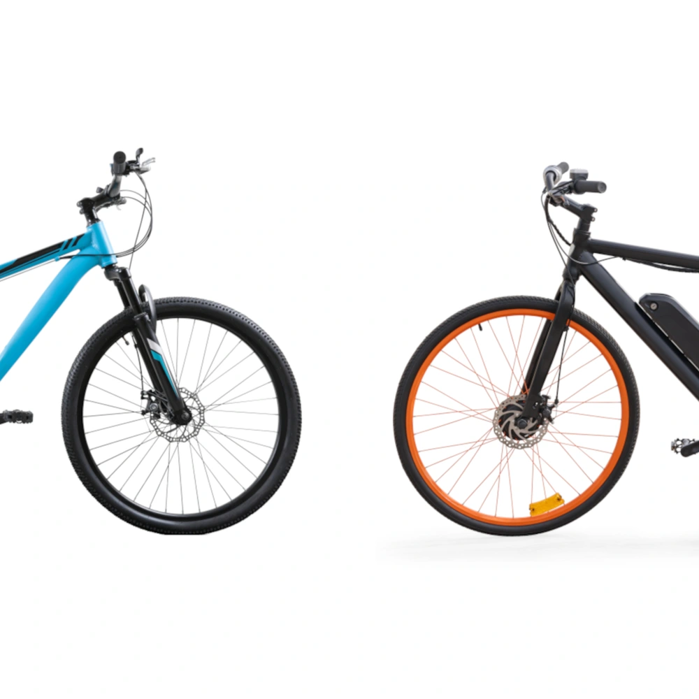 Fahrrad und E-Bike stehen sich gegenüber