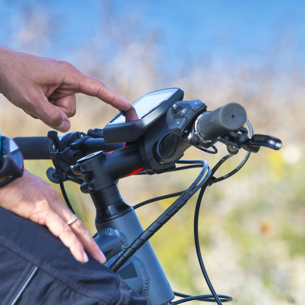 E-Bike Tuning - Wie funktioniert es, wie sicher ist es und was ist legal? Ein Mann tippt auf dem Touch-Display seines Fahrrad-Computers.