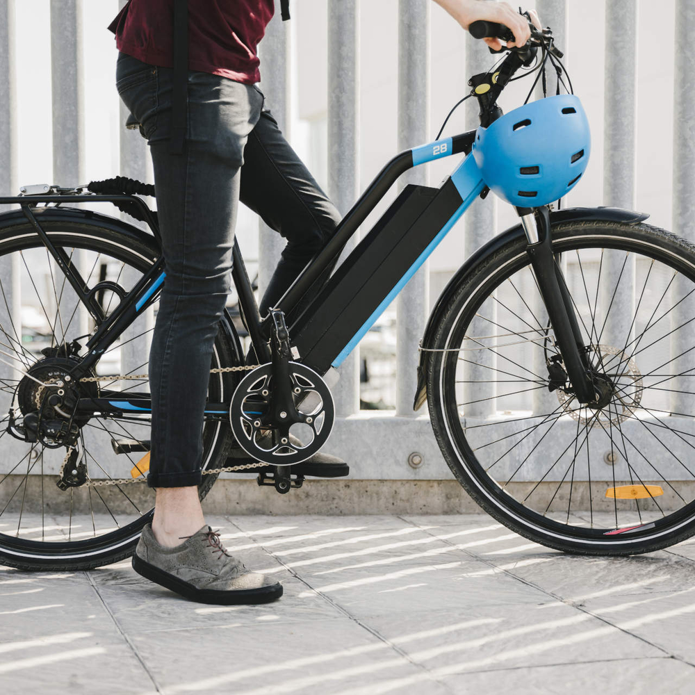 Flexibel, nachhaltig und Co.: 10 Gründe für ein E-Bike Person sitzt auf einem E-Bike