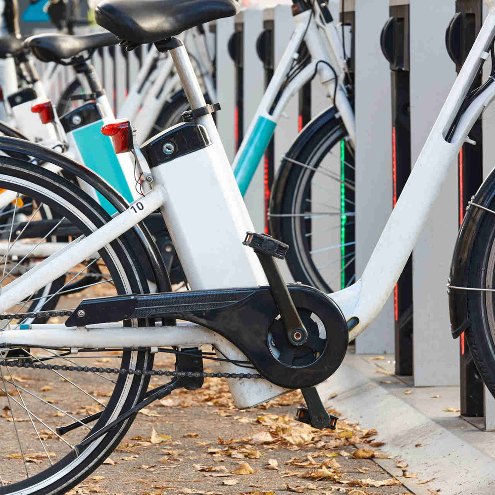 E-Bike mieten als Alternative zur teuren Anschaffung E-Bikes stehen an einer Ladestation in der Stadt