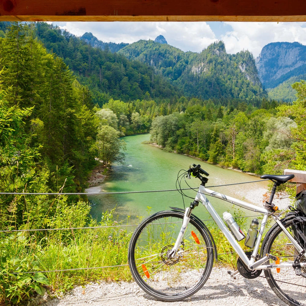 Fahrrad lehnt an einem Zaun vor der Enns