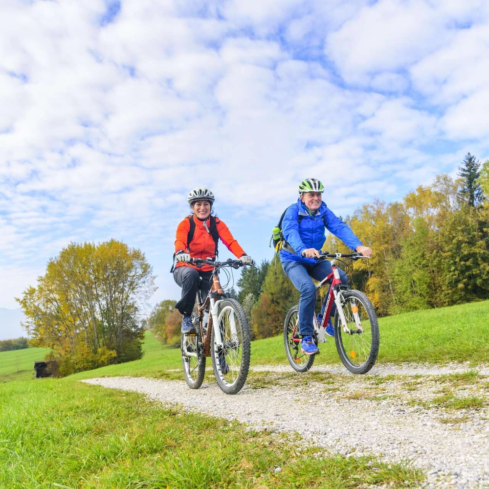 Zwei Personen fahren in der Natur Fahrrad.