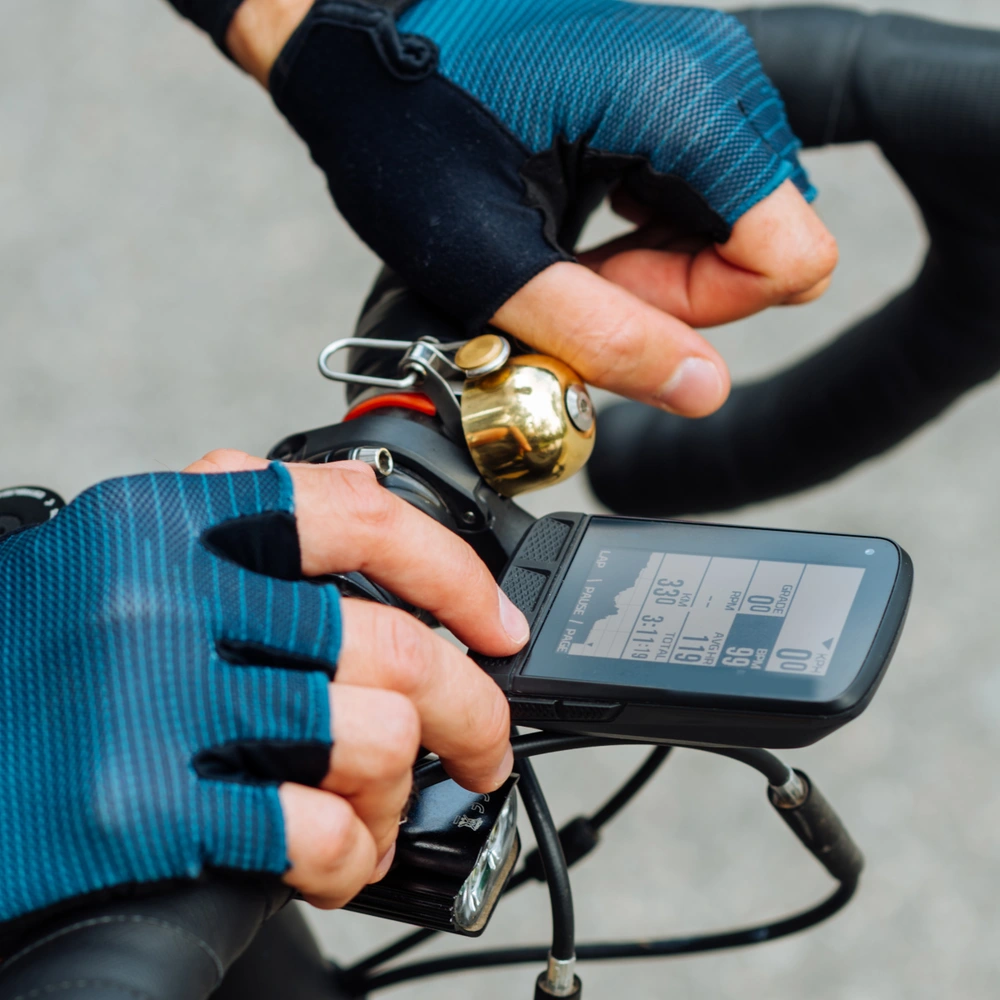 Hände an einem Rennradlenker mit einem Fahrradcomputer