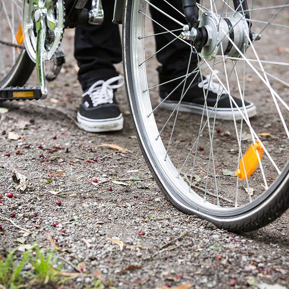 Fahrradpanne: Wenn dein Bike unterwegs schlapp macht. Mensch geht mit seinem Fahrrad spazieren.
