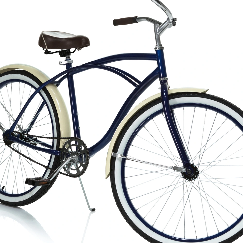 Ein Cruiser-Fahrrad auf weißem Hintergrund, der mithilfe eines Seitenständers abgestellt ist