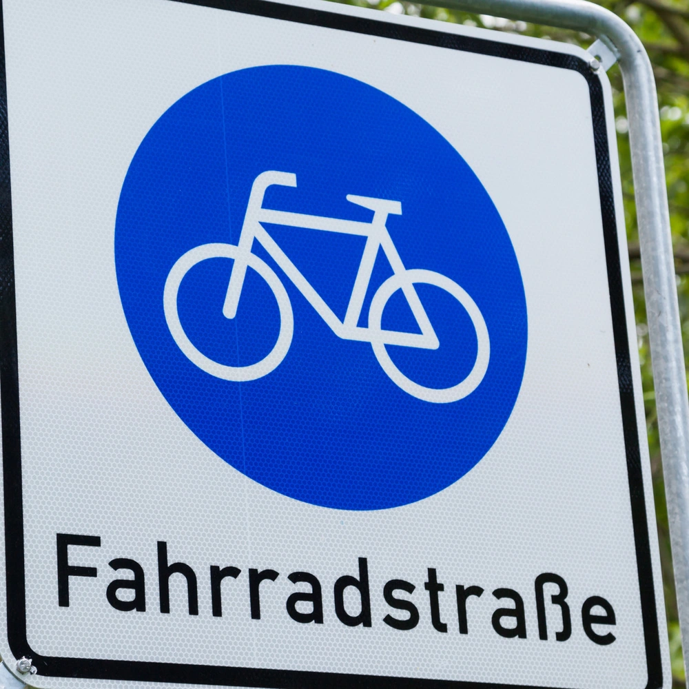 Blaues Verkehrszeichen mit einem Fahrradsymbol und der Aufschrift "Fahrradstraße".