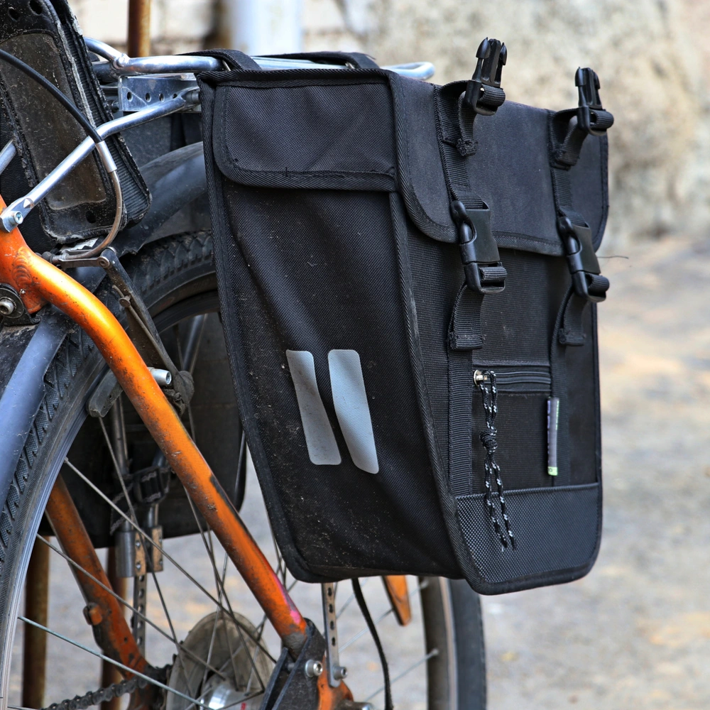 Fahrradtasche - so montierst du sie richtig Schwarze Fahrradtasche an einem orangefarbenen Fahrrad