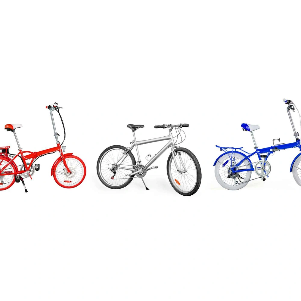 Veschiedene bunte Fahrräder auf weißem Hintergrund