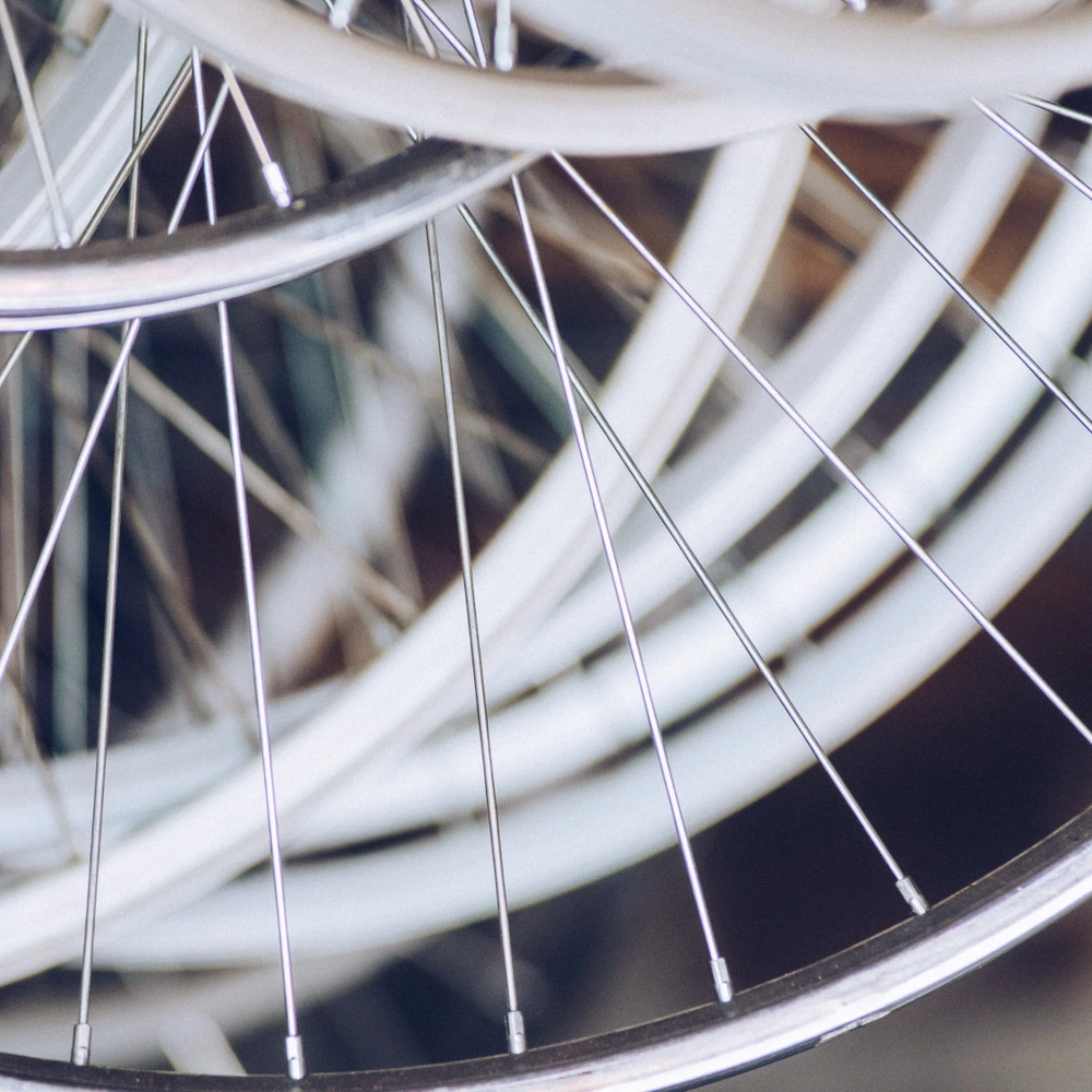 Fahrradfelgen, die aufgehängt sind