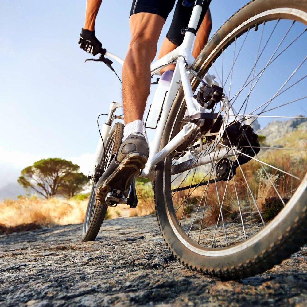 Fitnessbike Mann fährt ein Fitnessbike