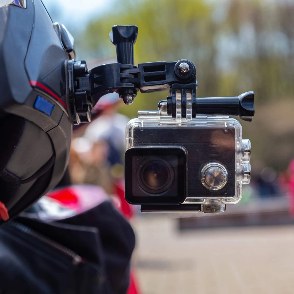 Eine GoPro befestigt an einem Helm