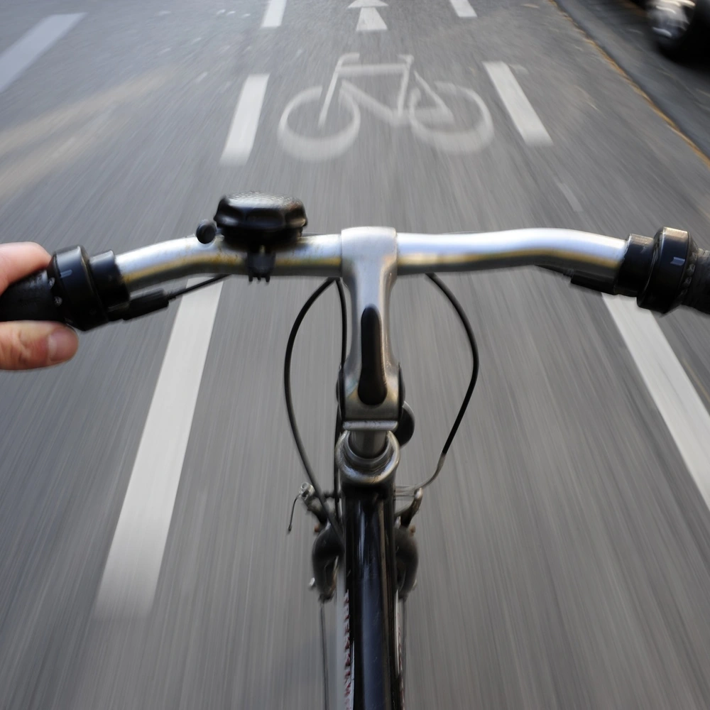 Radfahrer fährt auf Fahrradweg