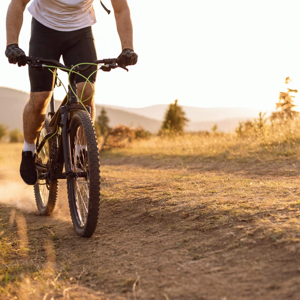 Person treibt Sport auf dem Fahrrad