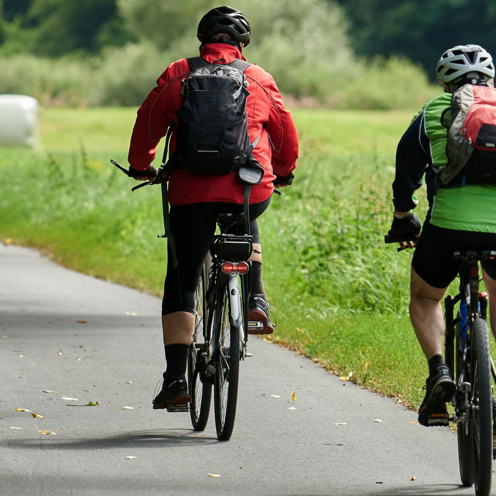 Entdecke die Lahnradweg-Etappen mit dem Rad Radfahrer unterwegs auf dem Lahn-Radweg im sonnigen Spätsommer