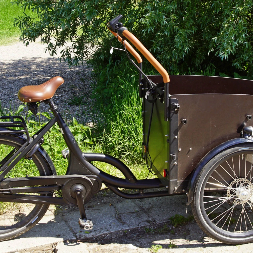 Lastenrad steht auf einem Schotterweg