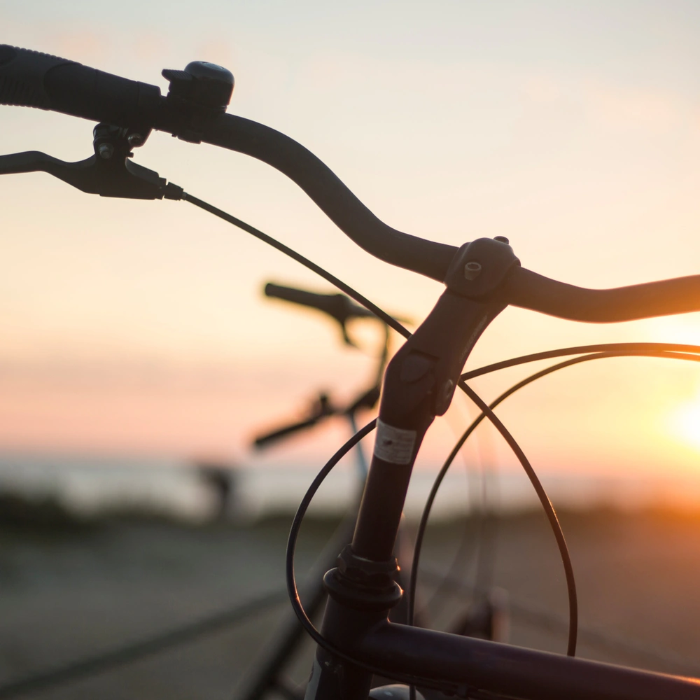 Fahrradlenker im Sonnenuntergang.