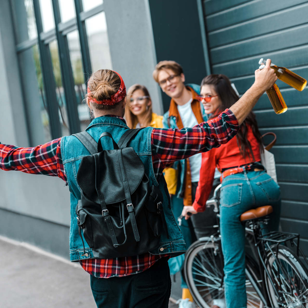 Promillegrenze für Fahrradfahrende Junger Erwachsene treffen sich auf ein Bier