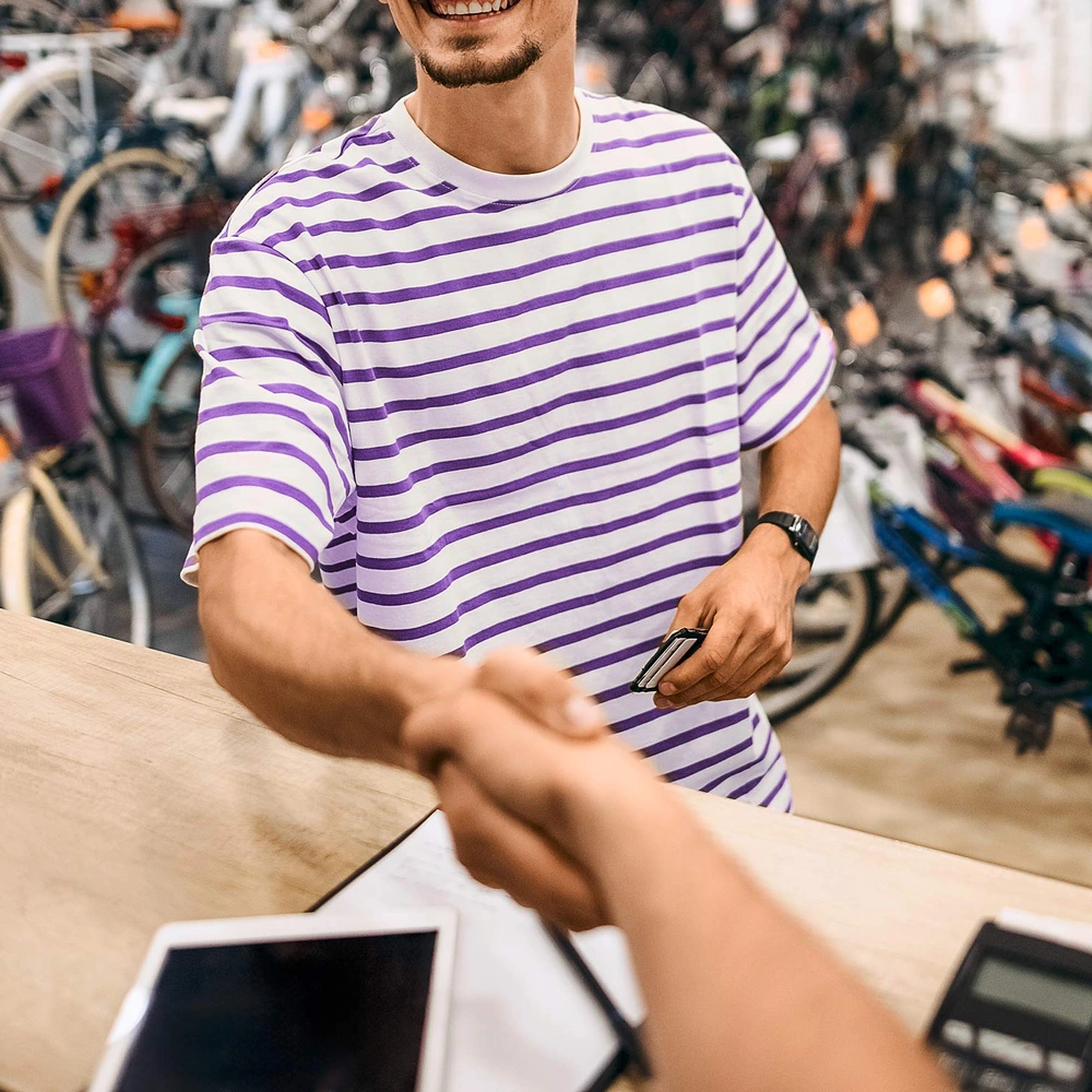 Fahrradladen Kunde schüttelt Hand von Fahrradhändler
