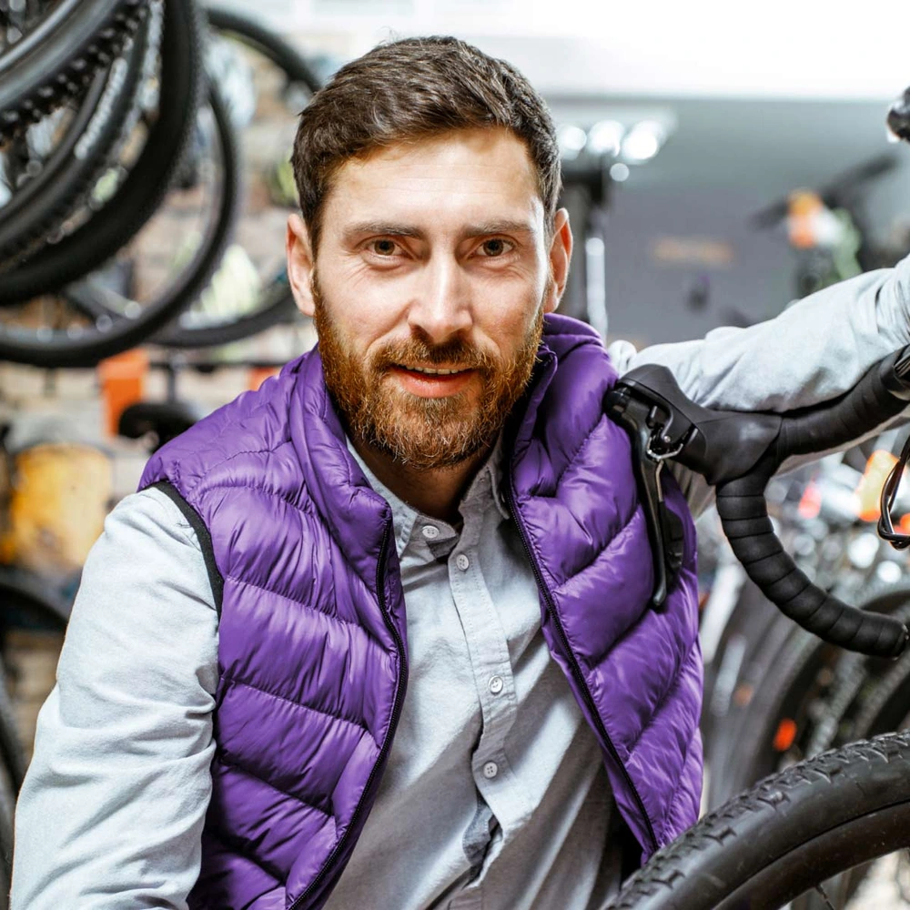 Mann mit Weste im Fahrrad-Geschäft