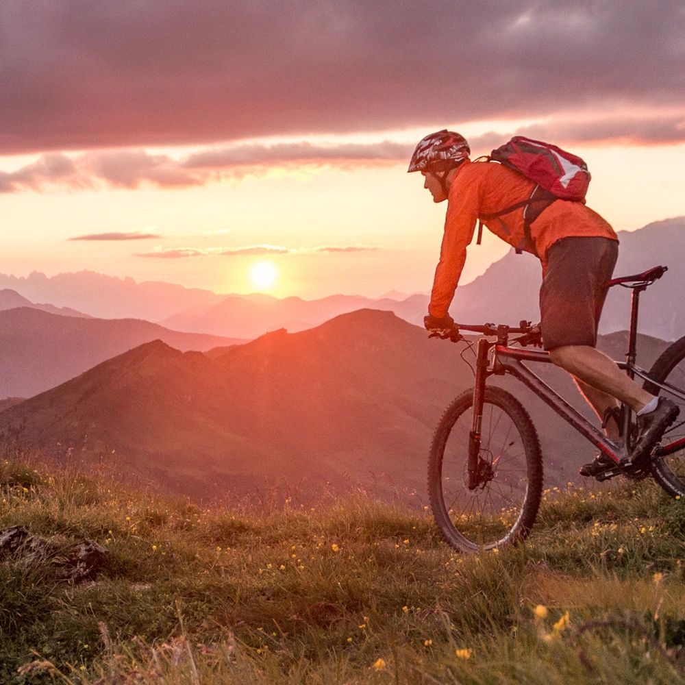 Mann fährt mit einem Mountainbike durchs Gelände