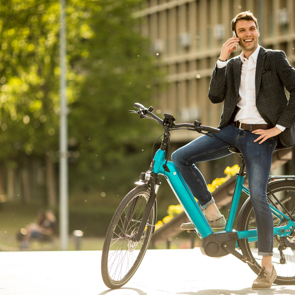 Ein "magisches Tool" Mann steht mit seinem Fahrrad in der Stadt