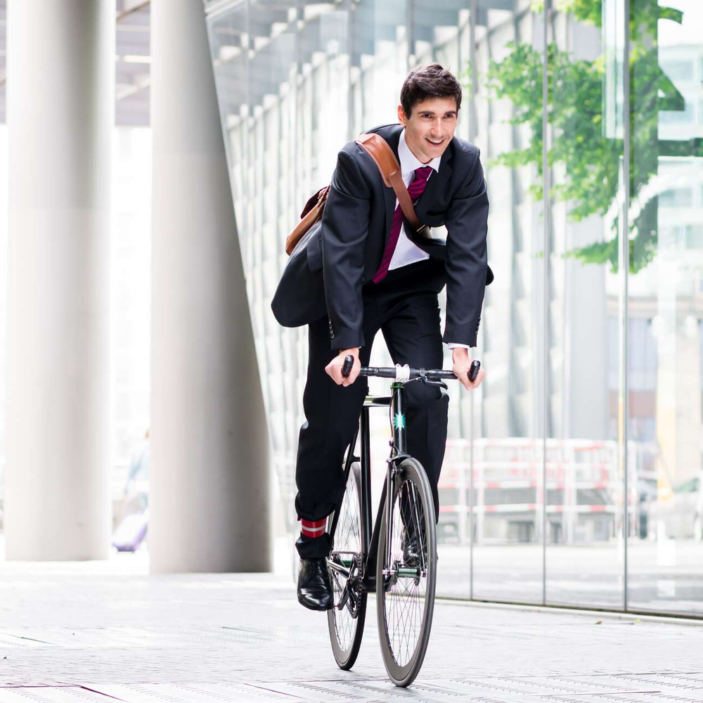 Pendeln mit dem Fahrrad Eine Person fährt Fahrrad.