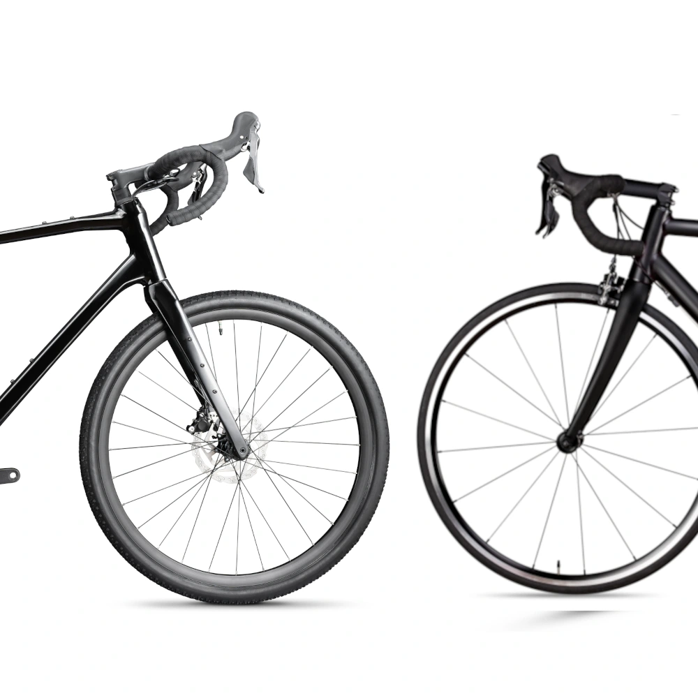 Rennrad oder Gravel: der große Vergleich auf linexo Gravelbike und Rennrad stehen sich auf einem weißen Hintergrund gegenüber