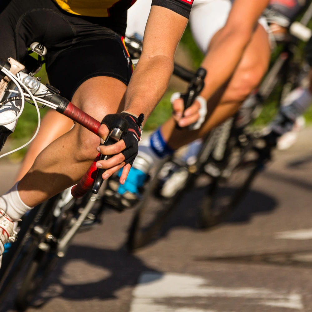 Radrennen mit Rennrädern, die gerade durch eine Kurve fahren
