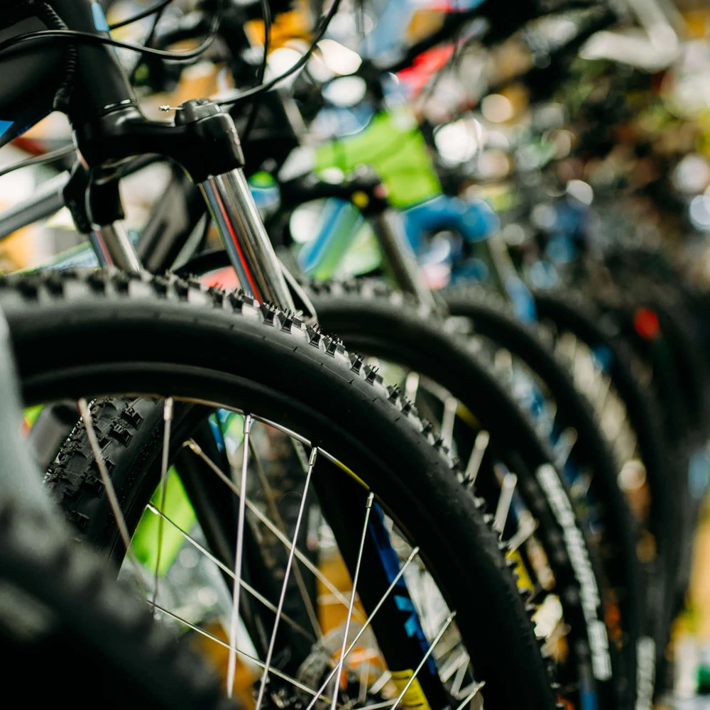 Fahrräder in einem großen Fahrradhandel