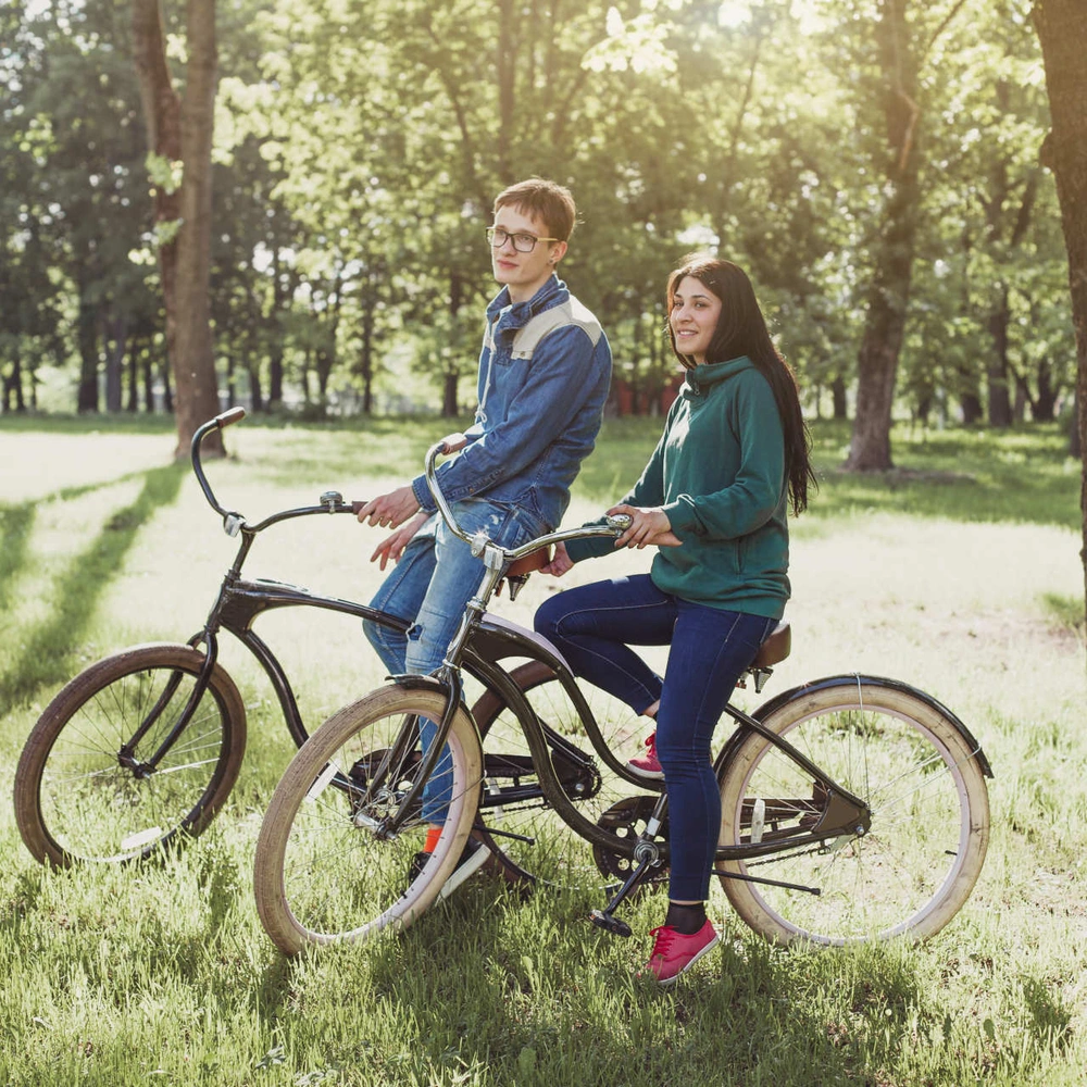Zwei Personen mit dem Retro Bike unterwegs