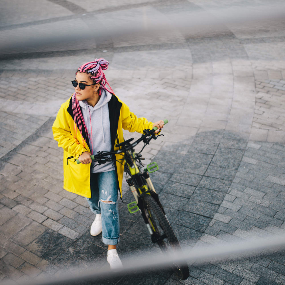 Ride1Up: Das Prodigy V2 Junge Frau schiebt E-Bike