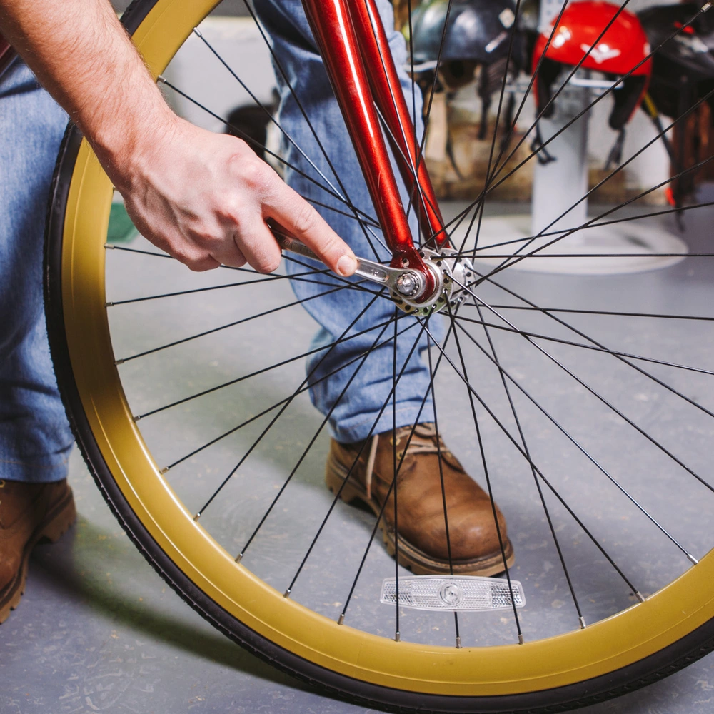 Mann justiert an der Fahrradachse