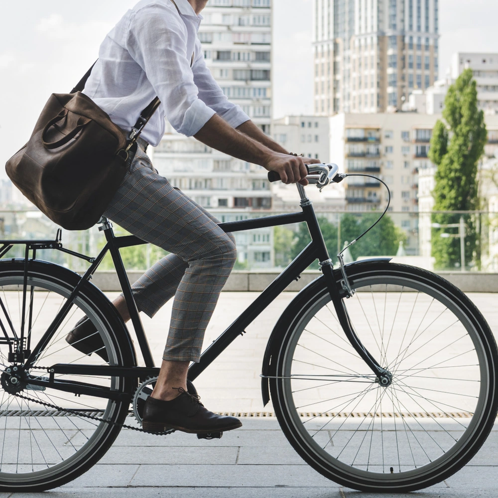 Eine Person fährt auf einem Fahrrad in einer städtischen Umgebung.