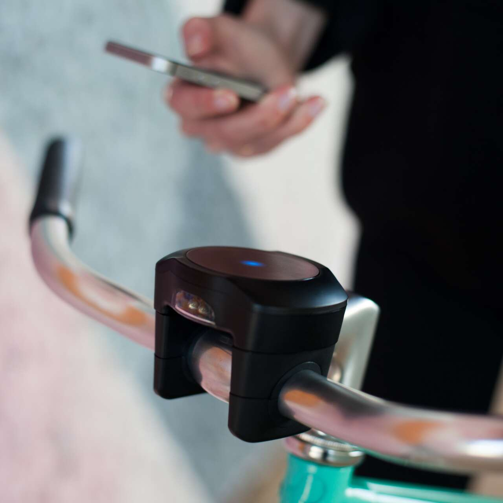 Das SmartHalo wird über das Smartphone gesteuert. SmartHalo System am Fahrrad