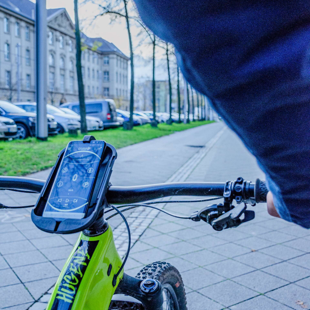 Smartphone-Halterung fürs Rad Fahrendes Fahrrad mit Smartphone in einer Halterung