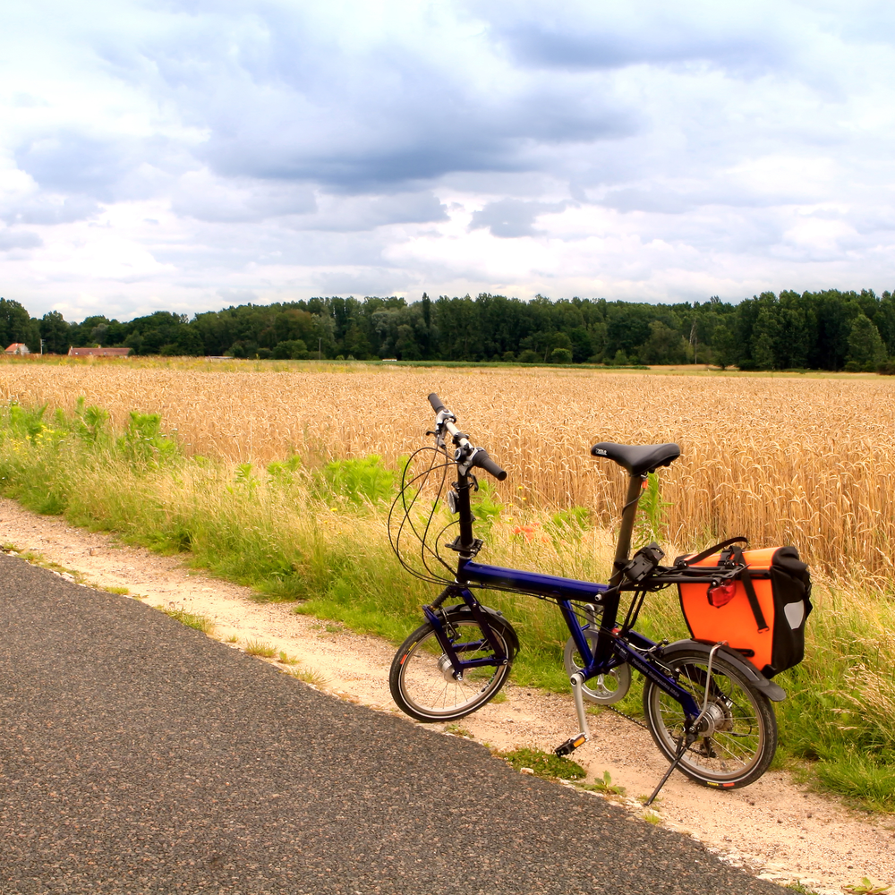 Klapprad Ein Klapprad am Straßenrand an einem Feld