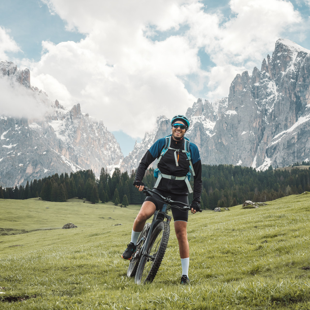 Entdecke Qualität und Sportlichkeit in einer Marke: STEVENS Bikes Mann auf einem E-Bike in den Bergen