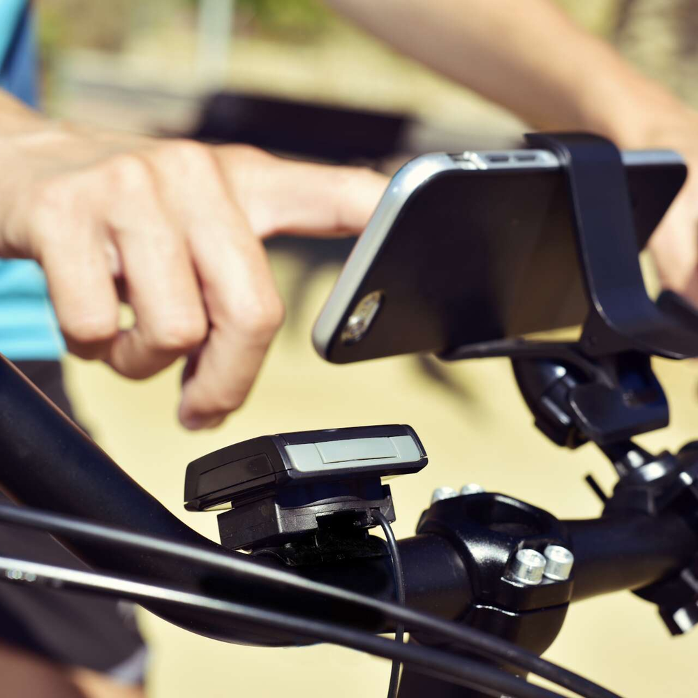 Handy am Fahrrad laden: Wer sein Smartphone unterwegs mit Energie versorgen möchte, hat verschiedene Möglichkeiten. Smartphone am Fahrrad befästigen.